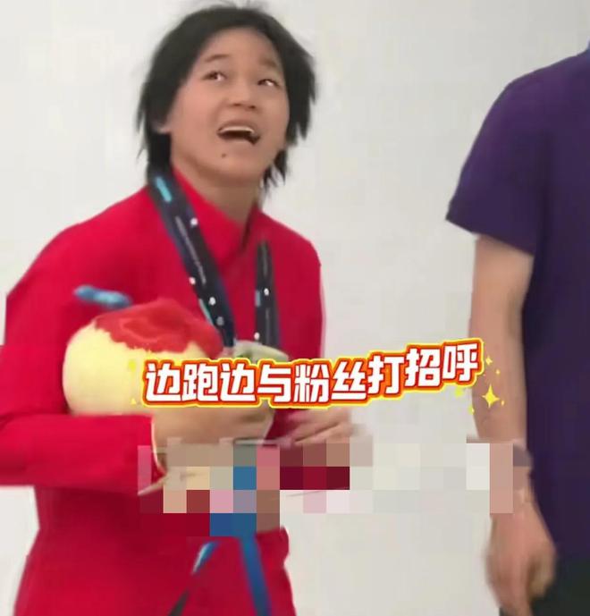 砸头 全红婵一个举动暴露两人真实关系开元棋牌网站陈芋汐夺冠后被观众扔玩偶(图1)